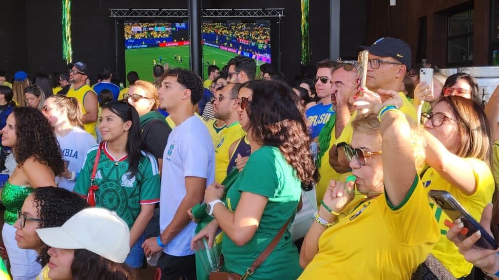 No Texas, brasileiros ‘invadem’ bar temático de beisebol à espera da seleção