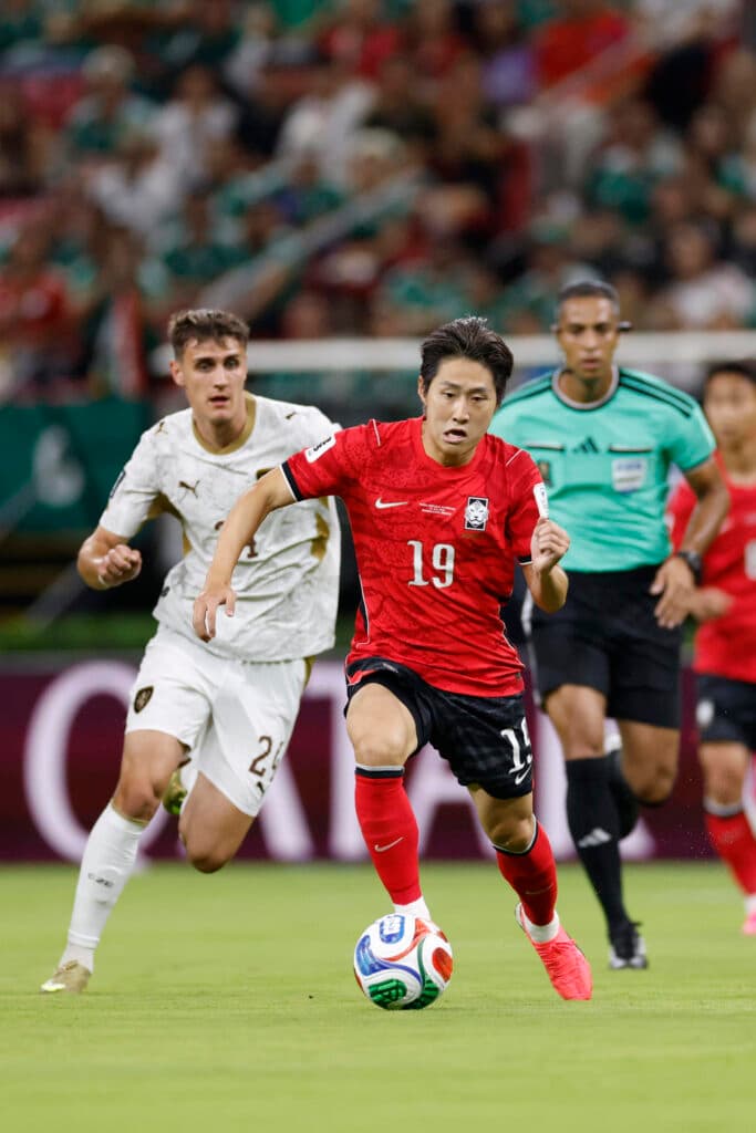 GR5054. GUADALAJARA (MÉXICO), 11/06/2026.- Lee Kang-in (d) de Corea del Sur disputa el balón con Alexandr Sojka de República Checa este jueves, en un partido del grupo A del Mundial de la FIFA 2026 en el estadio Akron en Guadalajara (México). EFE/ Francisco Guasco
