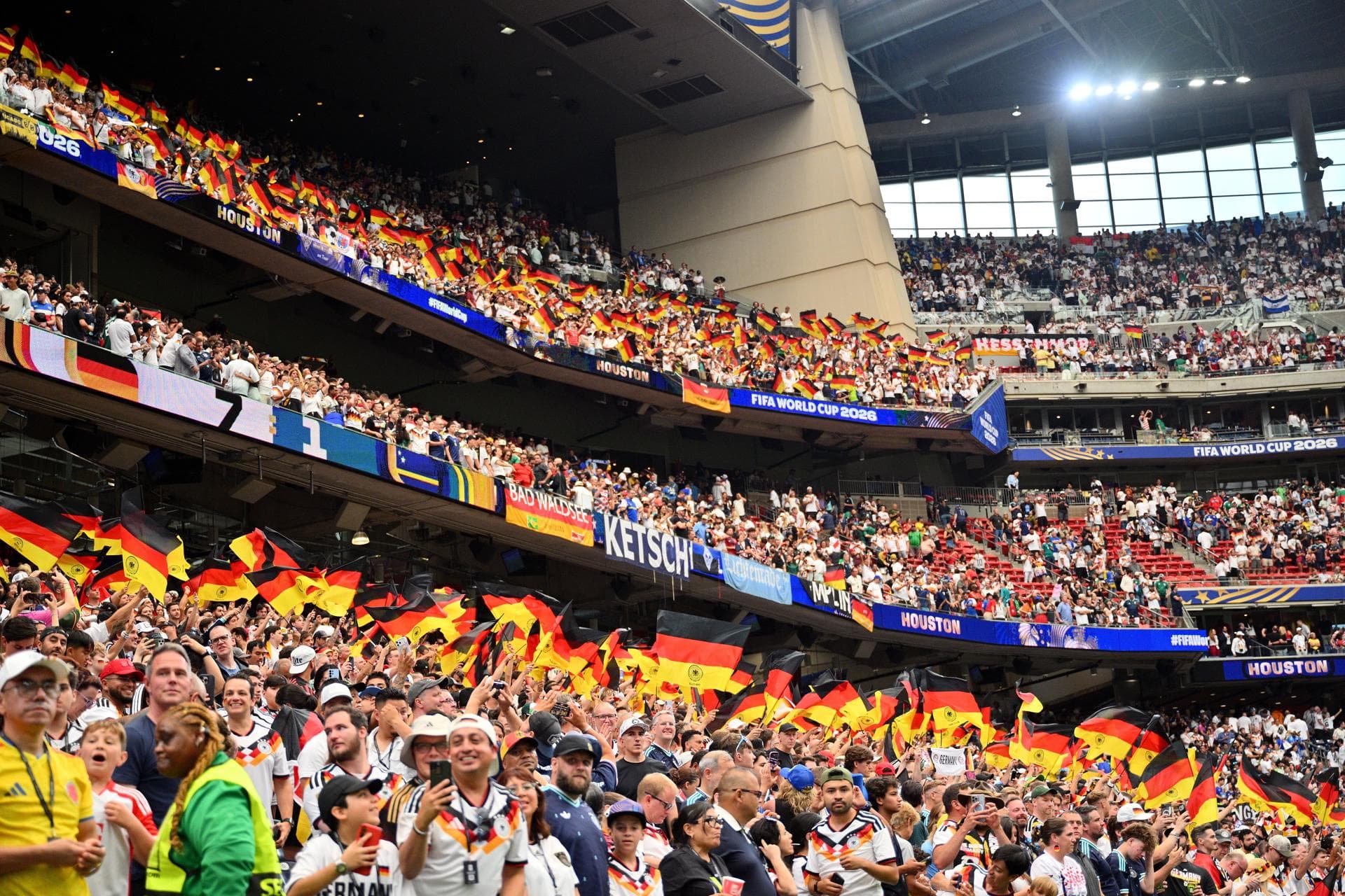 Torcida alemã fez a festa na partida de estreia no NRG Stadium - Sam Wassom/EFE