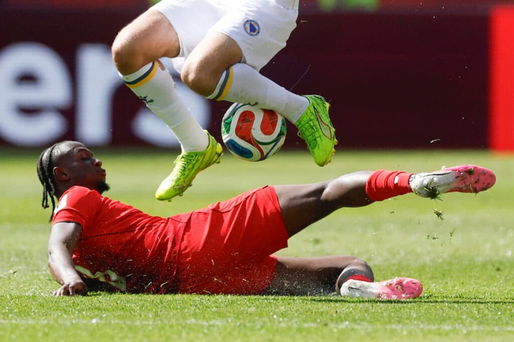 Larin marca e garante empate entre Canadá e Bósnia