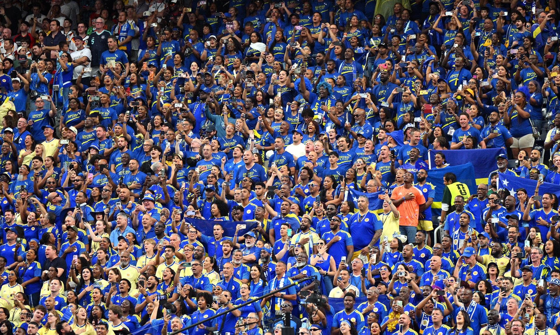 Onda Azul: torcedores de Curaçao na estreia da seleção em Mundiais, diante da Alemanha, em Houston (EFE/EPA/SAM WASSON) EFE/EPA/SAM WASSON