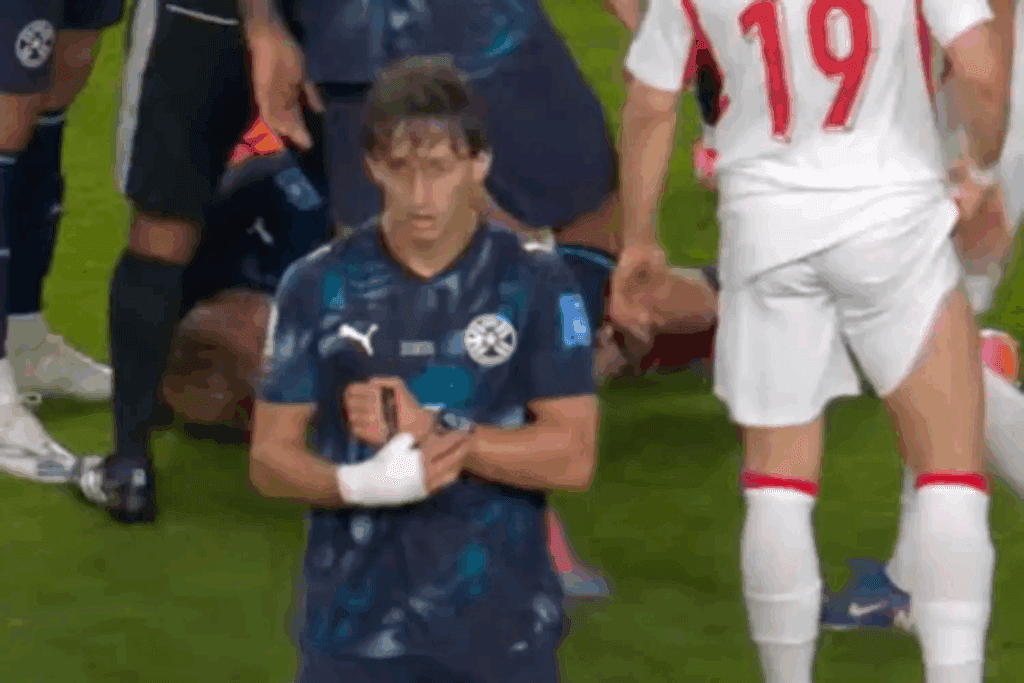 Que isso, Galarza? Jogador do Paraguai acha relógio do juiz e põe no braço