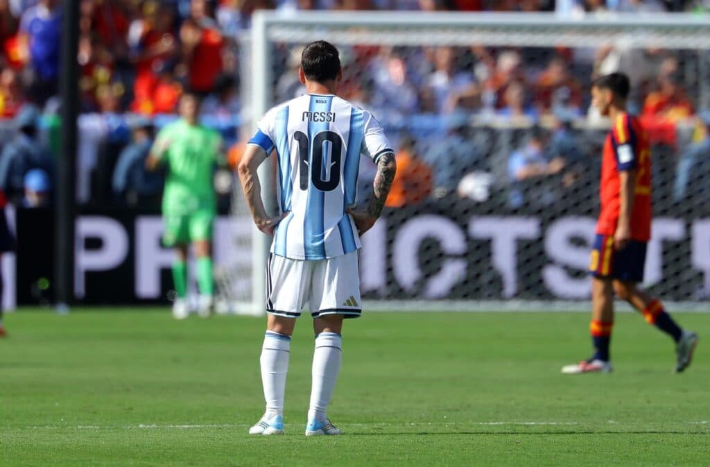 Sem bola nem bi: Messi prova do velho veneno de La Masia