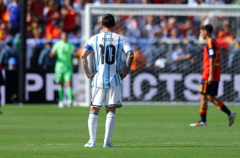 Sem bola nem bi: Messi prova do velho veneno de La Masia