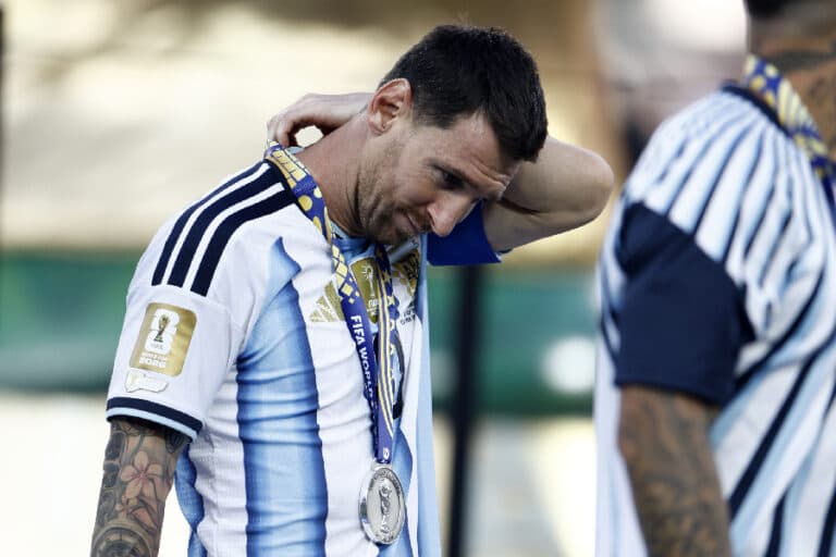 Sem Messi, quem deve assumir a camisa 10 da Argentina? Especialistas opinam