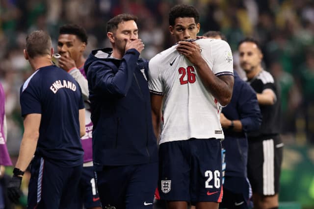 Defensor da Inglaterra recebe suspensão de dois jogos após expulsão; entenda