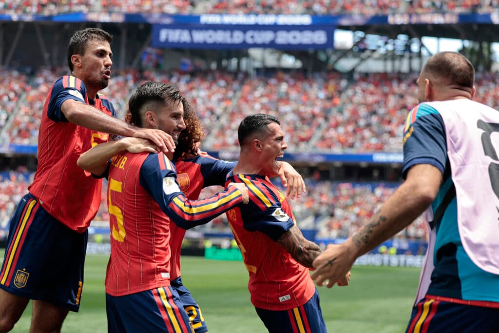 Oyarzabal brilha, Espanha domina Áustria e avança na Copa