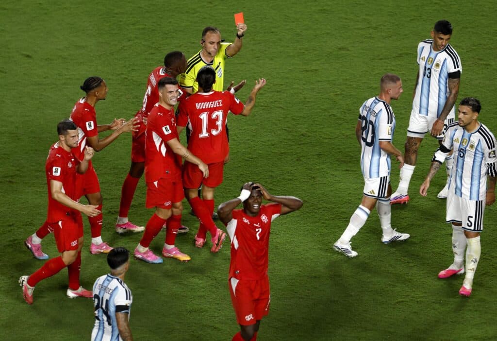 Jogador da Suíça critica VAR e cobra explicações da Fifa por expulsão