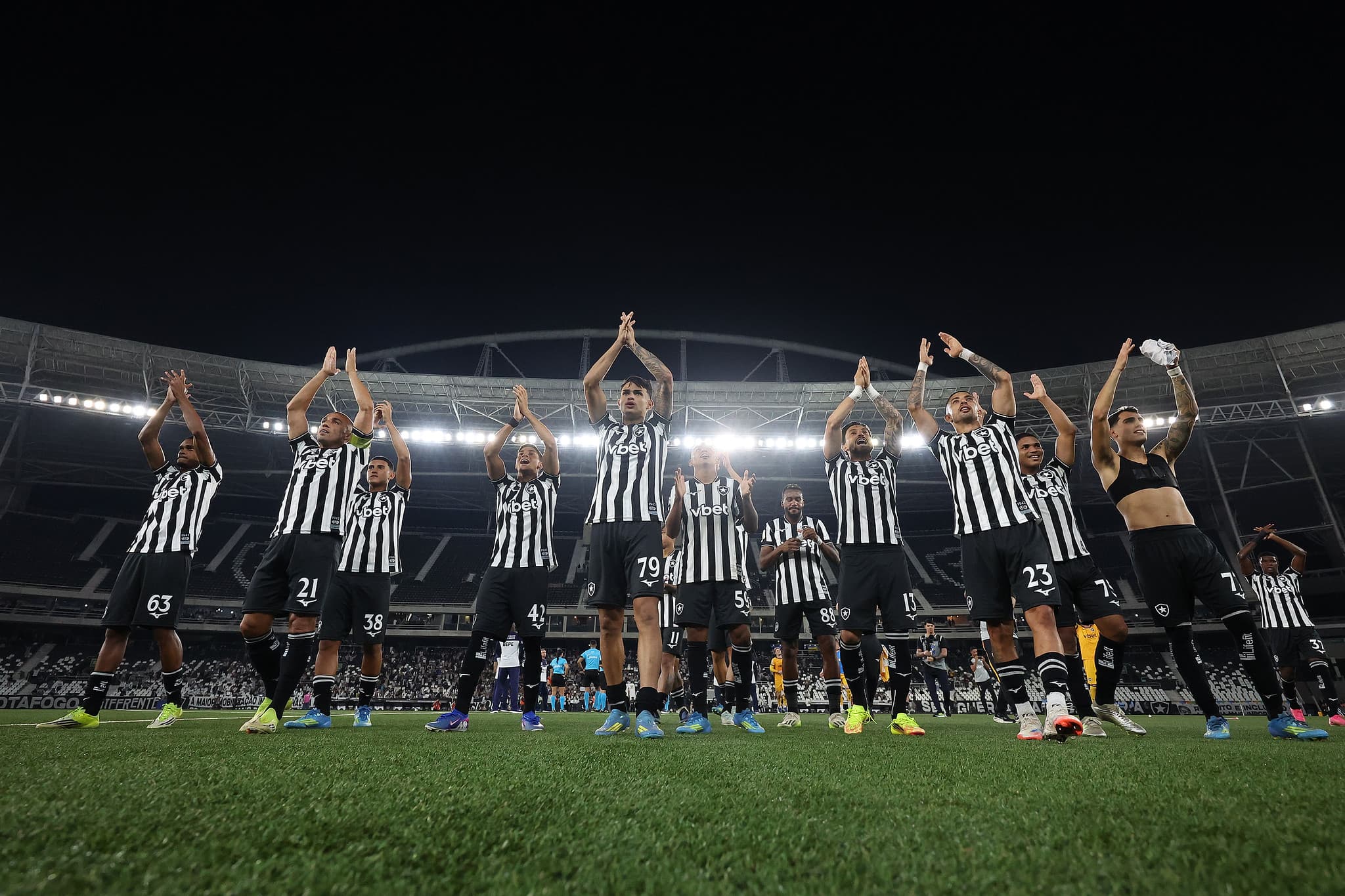 Botafogo castiga falha de Brazão nos acréscimos e vence o Santos