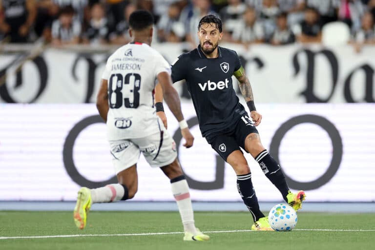 Com Danilo, Botafogo esbarra em goleiro e empata sem gols com Vitória