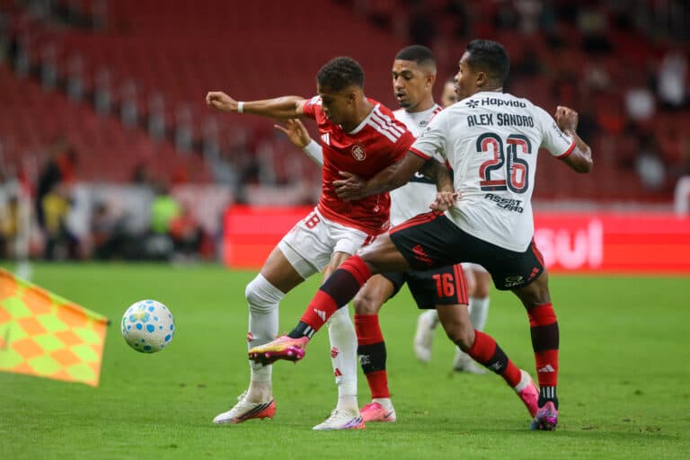 Flamengo pressiona Inter e arranca empate no Sul