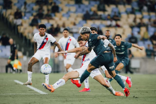 Fluminense esbarra em Ronaldo, empata com o Bahia e sai vaiado