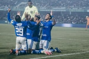 Matheus Pereira decide, Cruzeiro supera o Coritiba e sobe no Brasileirão