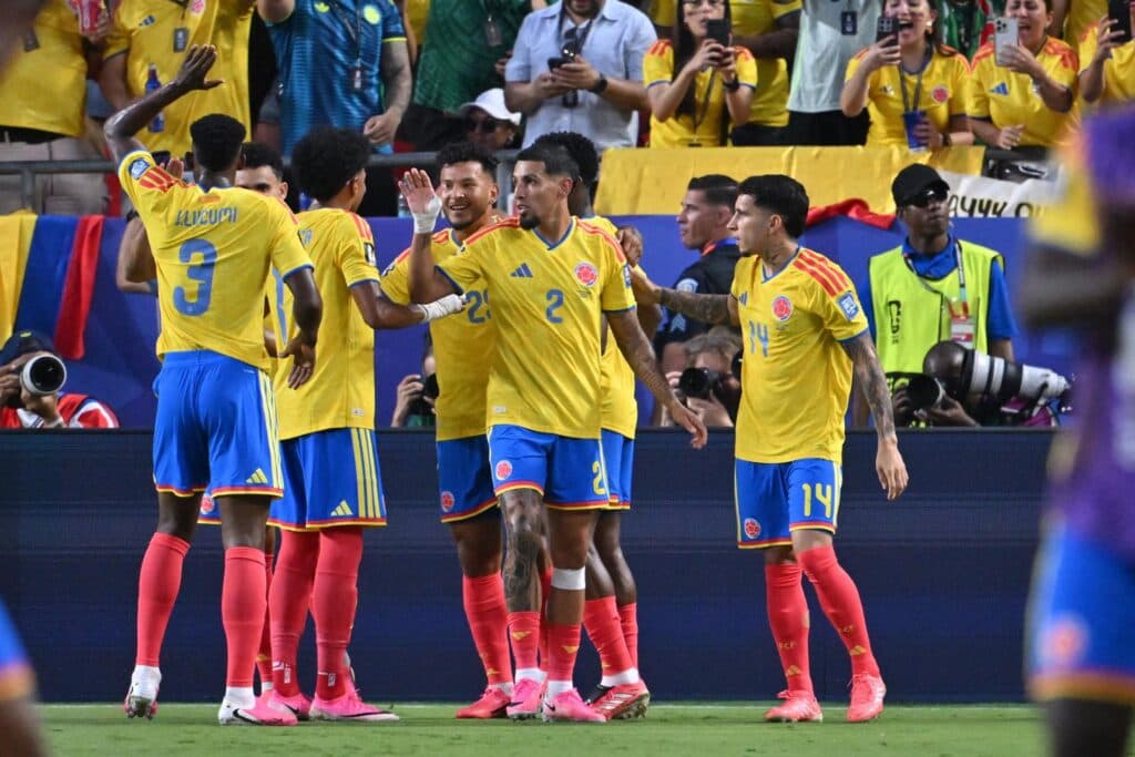 Colômbia domina Gana, vence com gol de Arias e avança às oitavas