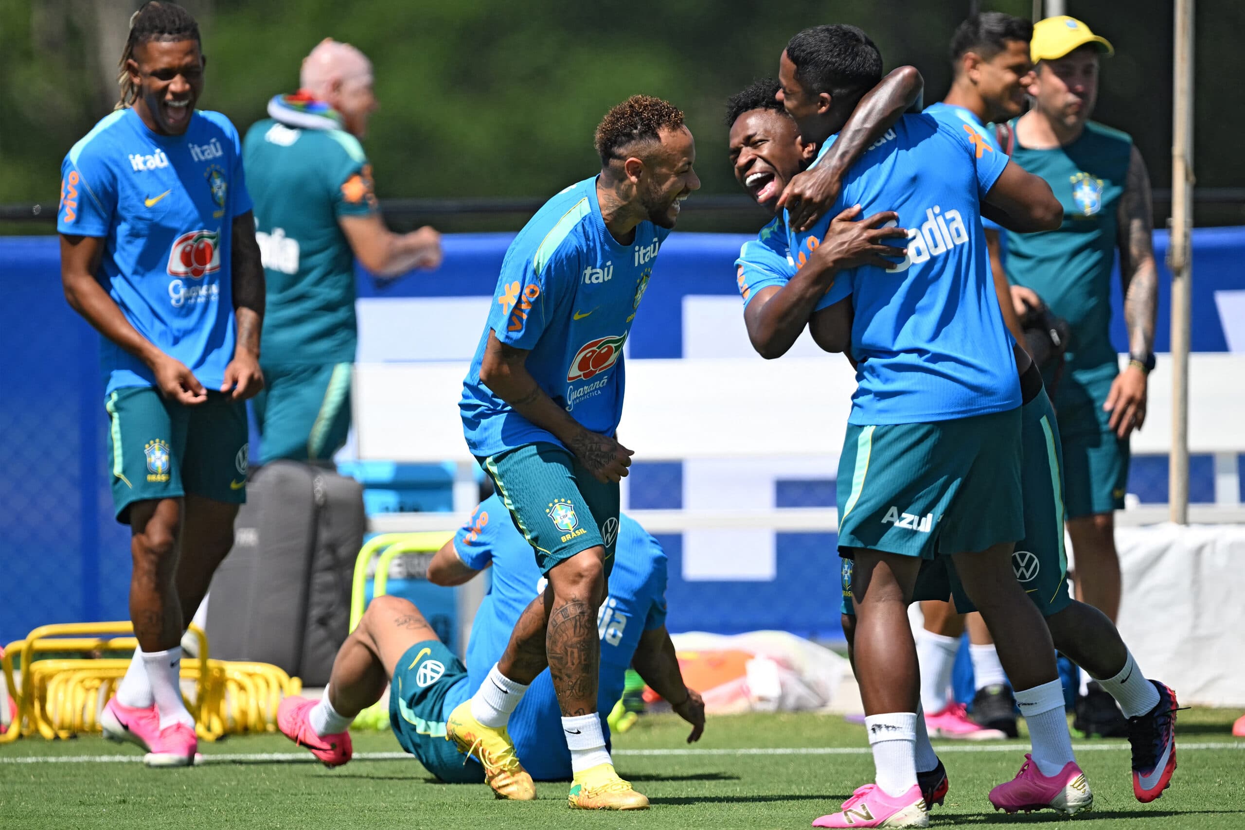 Sem titular, seleção brasileira treina para duelo contra a Noruega