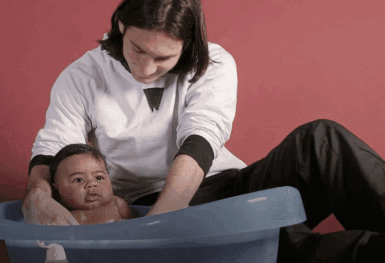 Messi arranca risos da plateia e comenta foto com Yamal bebê