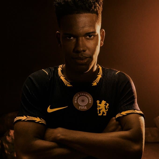 Estêvão com o novo uniforme do Chelsea - Reprodução/@ChelseaFC