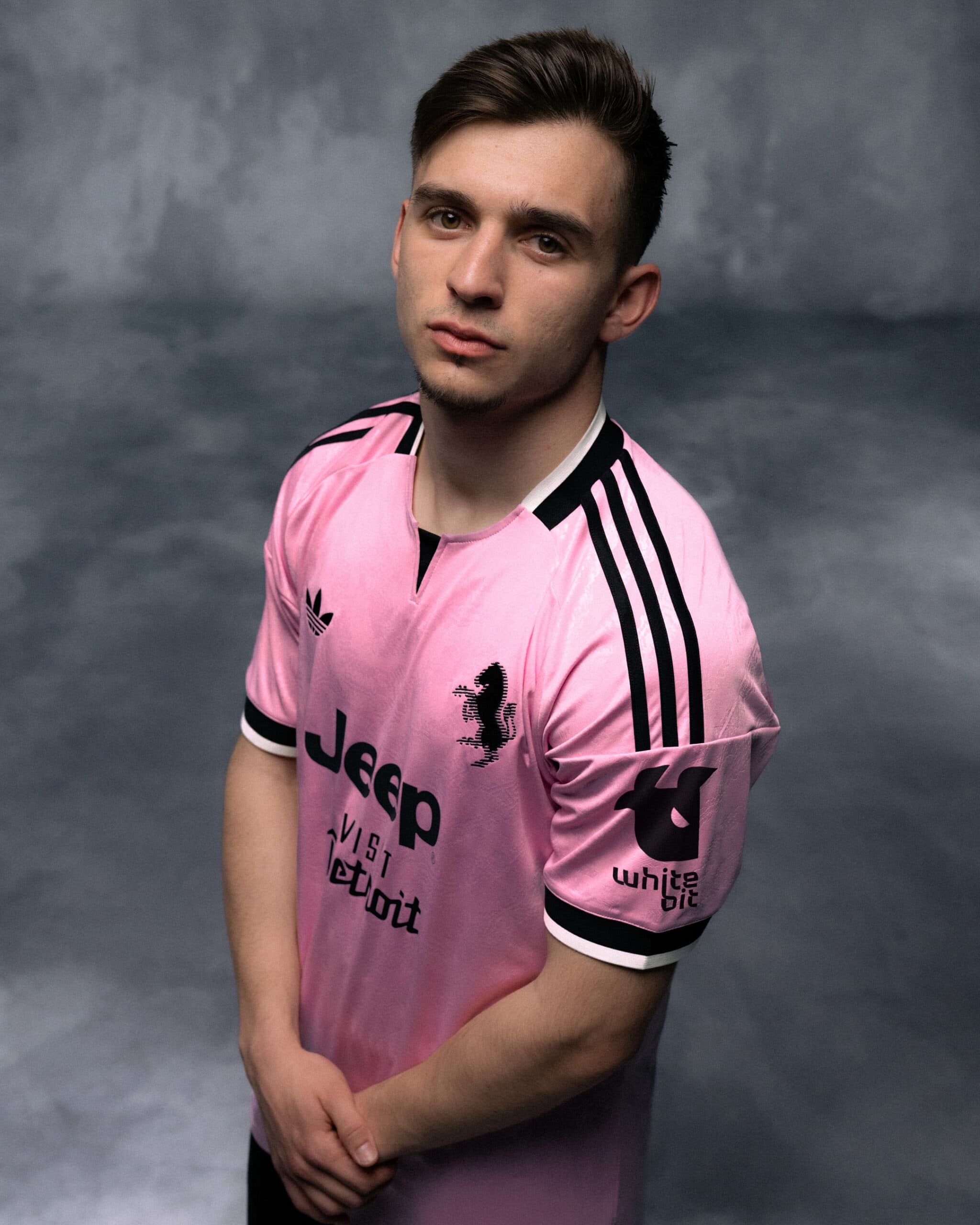 Francisco Conceição com o novo uniforme da Juventus - Reprodução/@juventusfc