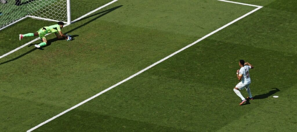 Bono iguala recorde de pênaltis defendidos em Copas