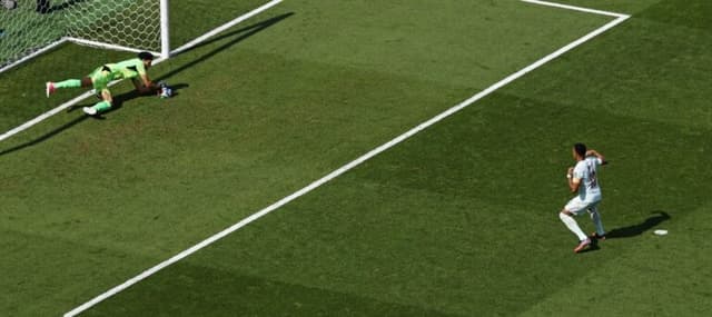 Bono iguala recorde de pênaltis defendidos em Copas