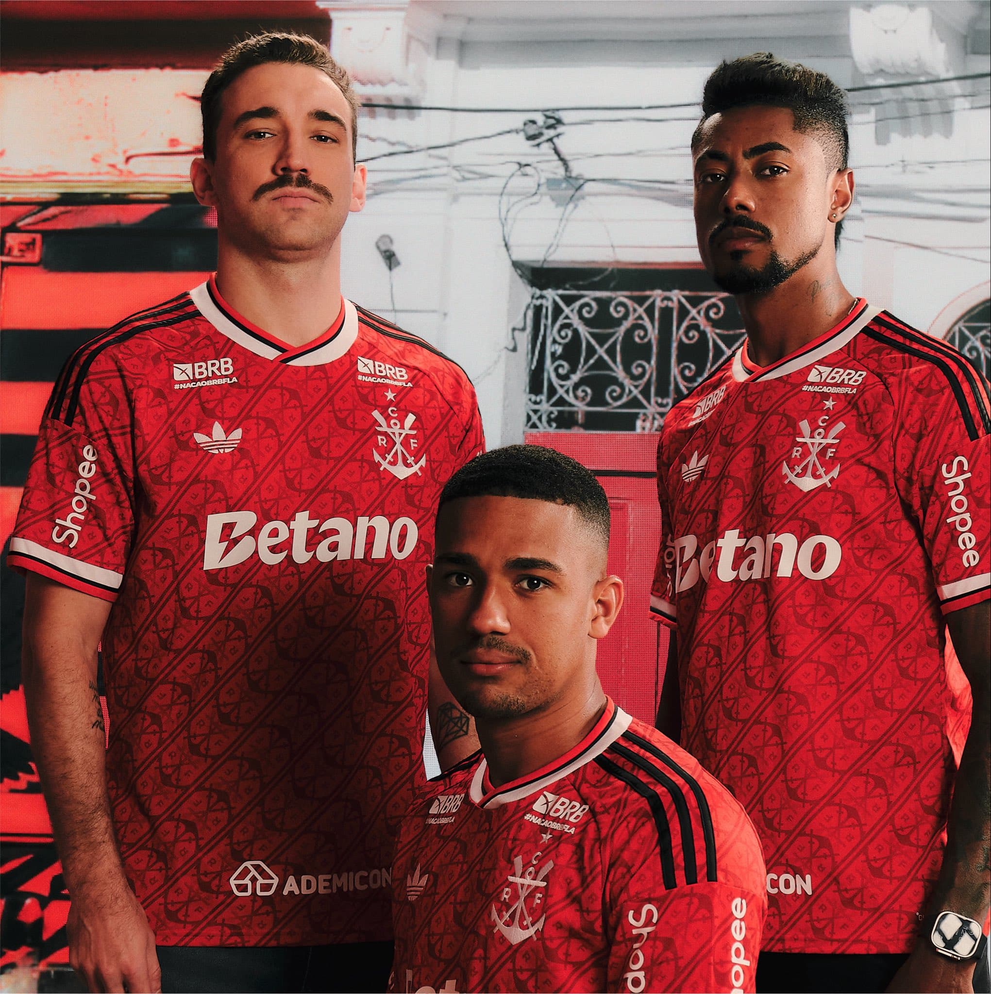 Léo Ortiz (à esq.), Samuel Lino (centro) e Bruno Henrique (à dir.) com o terceiro uniforme do Flamengo - Reprodução/@adidasfootball