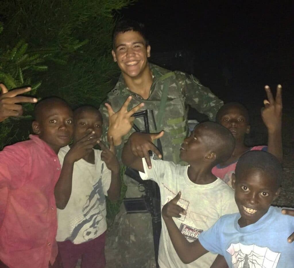 Lembrança da época do Exército: Gabriel Brod partiu em missão ao Haiti. Atleta define a experiência como transformadora. Foto: Arquivo Pessoal