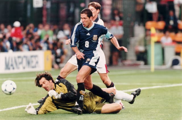 Giuliano escalado: Simeone pai foi pivô de polêmica com Beckham em 1998