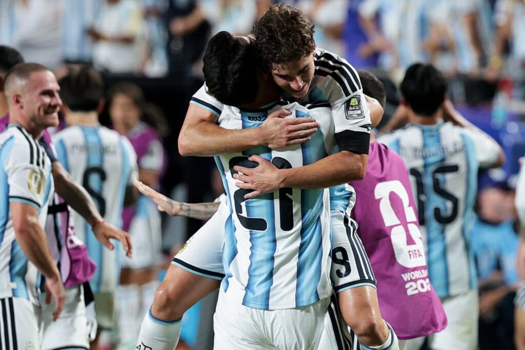 Argentina aproveita expulsão, bate Suíça na prorrogação e avança à semifinal