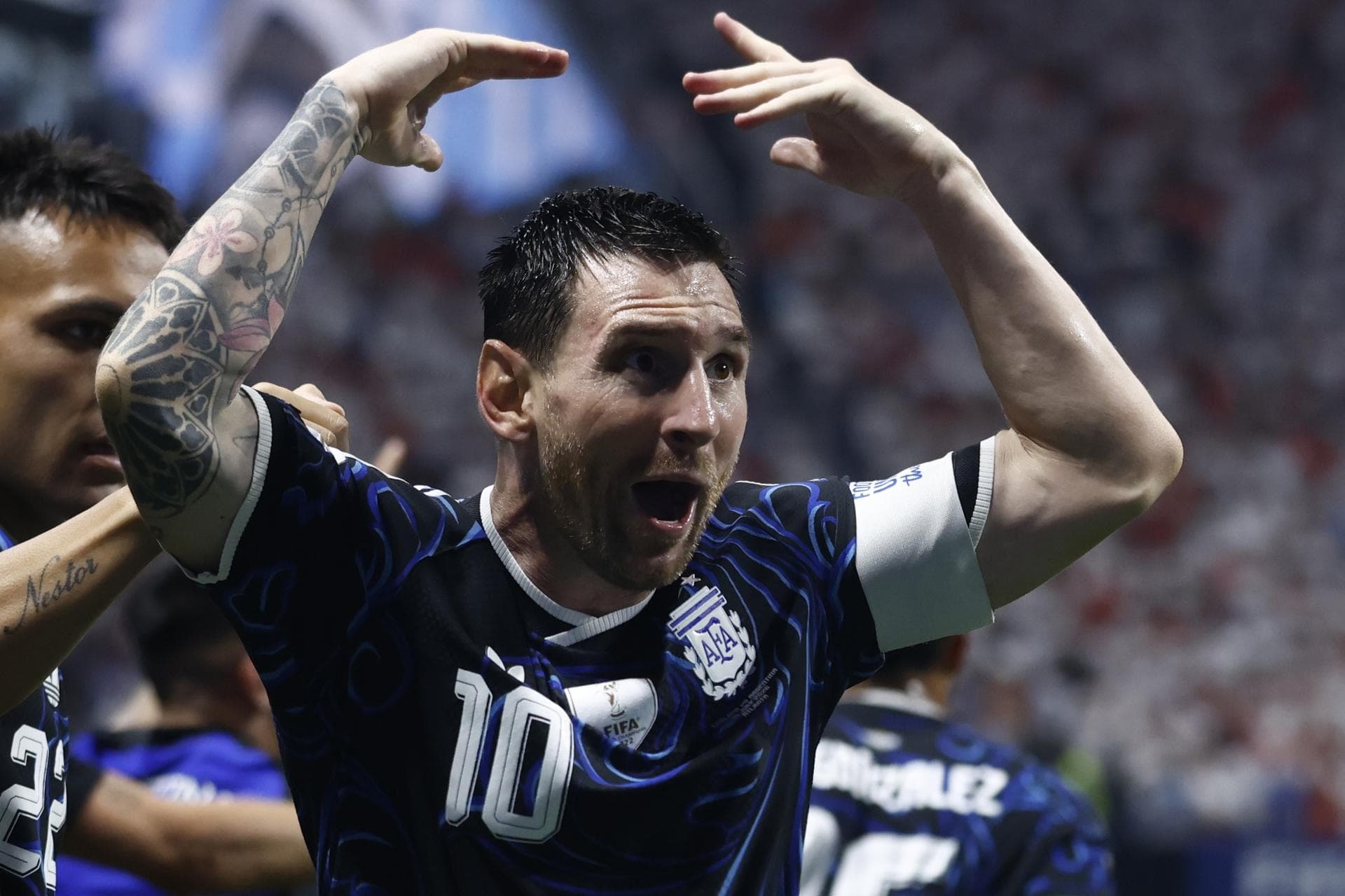 Argentina bate Inglaterra e ‘quem não salta não é fã de Messi’