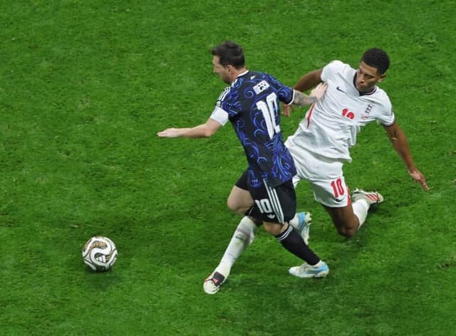 Bellingham explica discussão com Messi em Argentina x Inglaterra