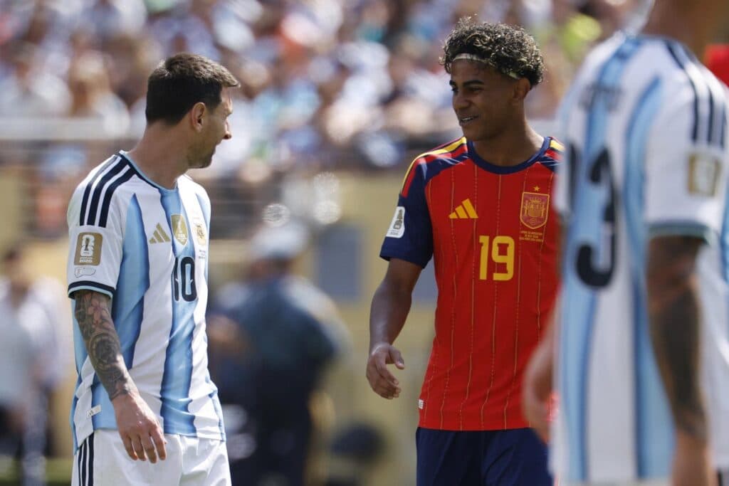EAST RUTHERFORD (United States), 19/07/2026.- Lionel Messi (L) of Argentina and Lamine Yamal of Spain react during the FIFA World Cup 2026 final match Spain against Argentina, in New Jersey, USA, 19 July 2026. (España) EFE/EPA/SHAWN THEW