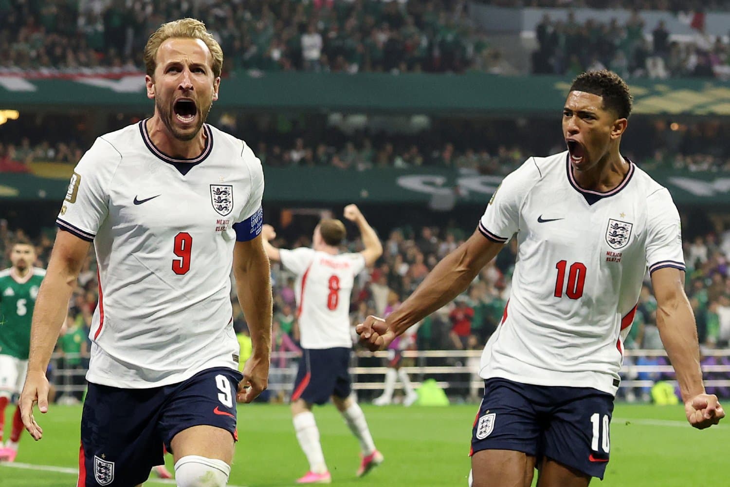 Inglaterra resiste com dez em campo, elimina o México e avança