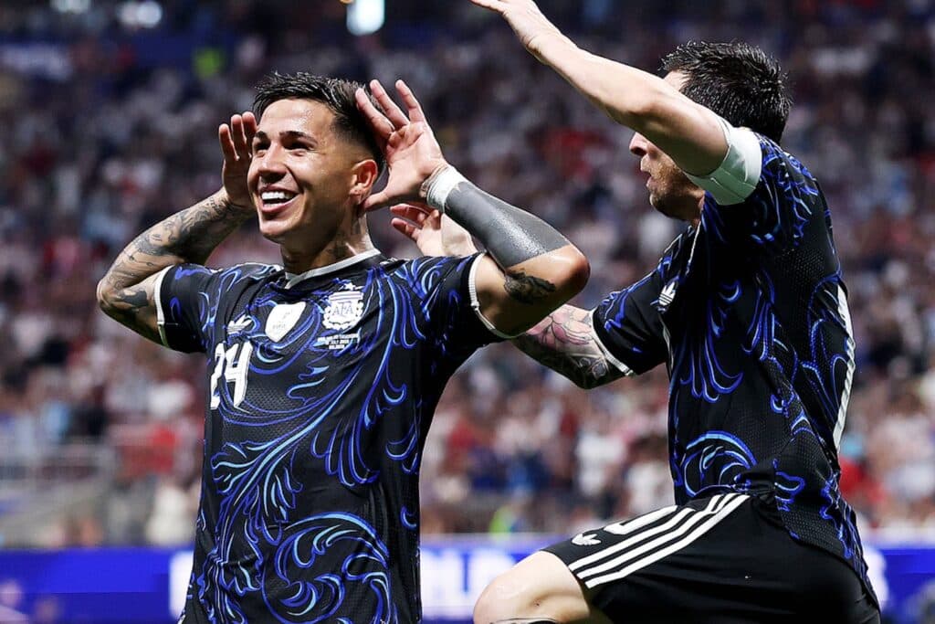 Argentina amassa retranca inglesa, vira nos acréscimos e garante vaga na final