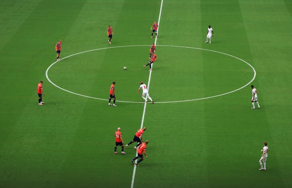 Fifa nega que bola tenha tocado em cabo de câmera antes do primeiro gol inglês