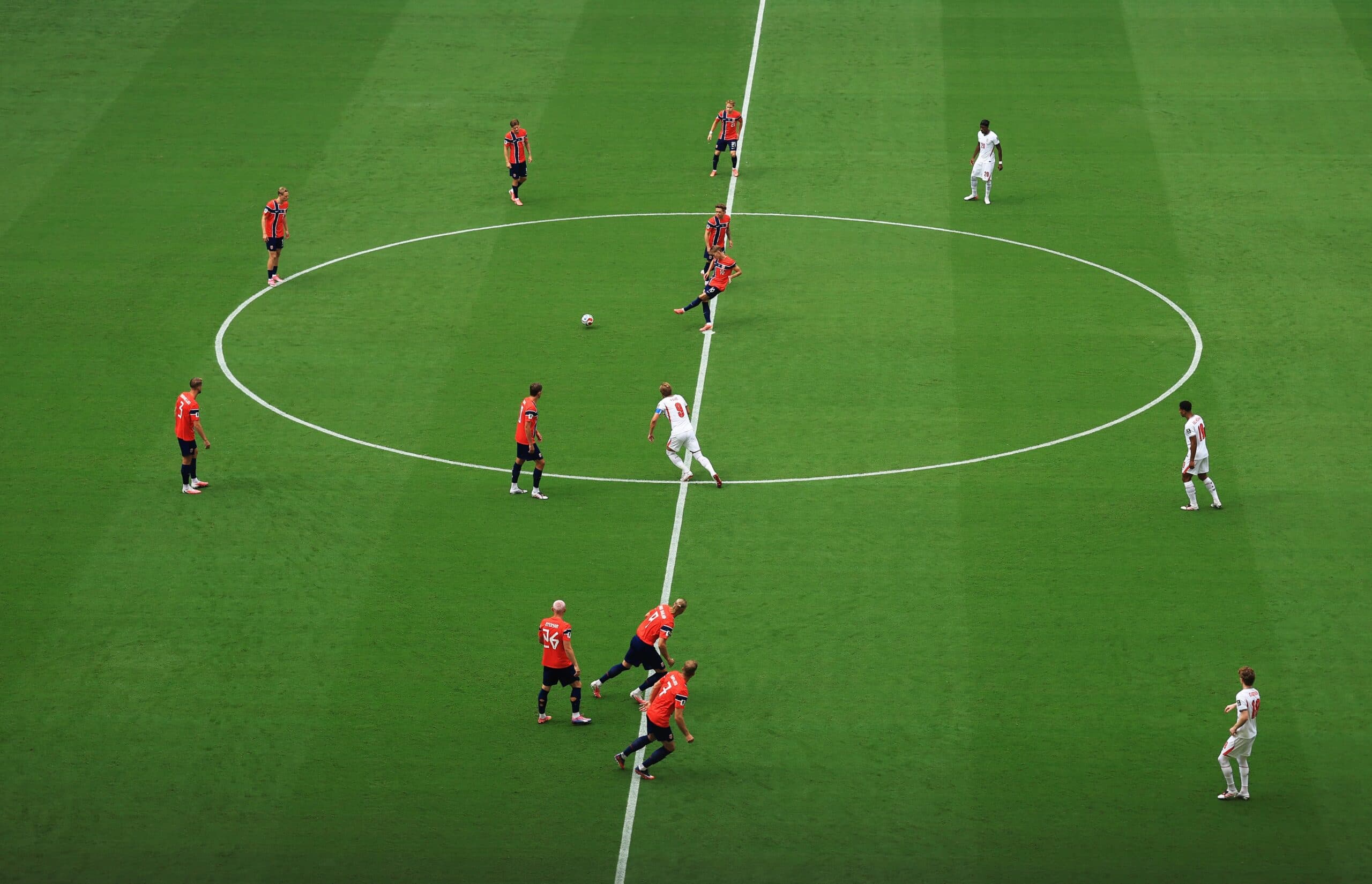 Fifa nega que bola tenha tocado em cabo de câmera antes do primeiro gol inglês