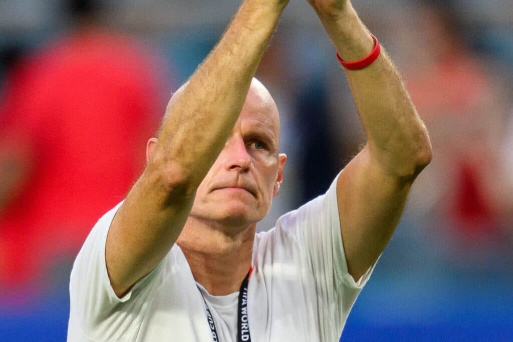 Técnico da Noruega rebate Fifa sobre lance polêmico: ‘A bola caiu reta, todos viram’