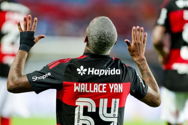 Flamengo vence Benfica em Portugal e levanta troféu de torneio amistoso