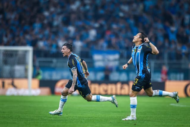 Pavón decide de falta, Grêmio supera o Mirassol e garante a classificação