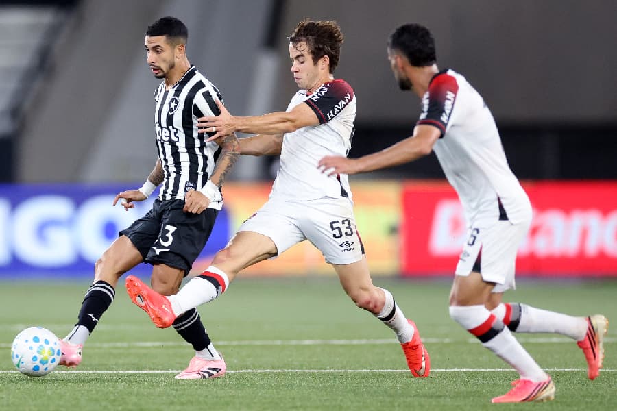 Athletico-PR abre três gols, sobrevive a susto do Botafogo e vence