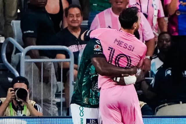 De luto, Messi volta a jogar e é exaltado por Casemiro e rivais
