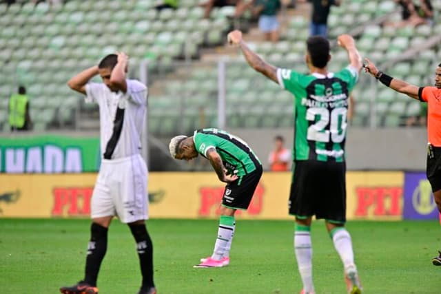 América-MG domina duelo de desesperados e afunda a Ponte Preta