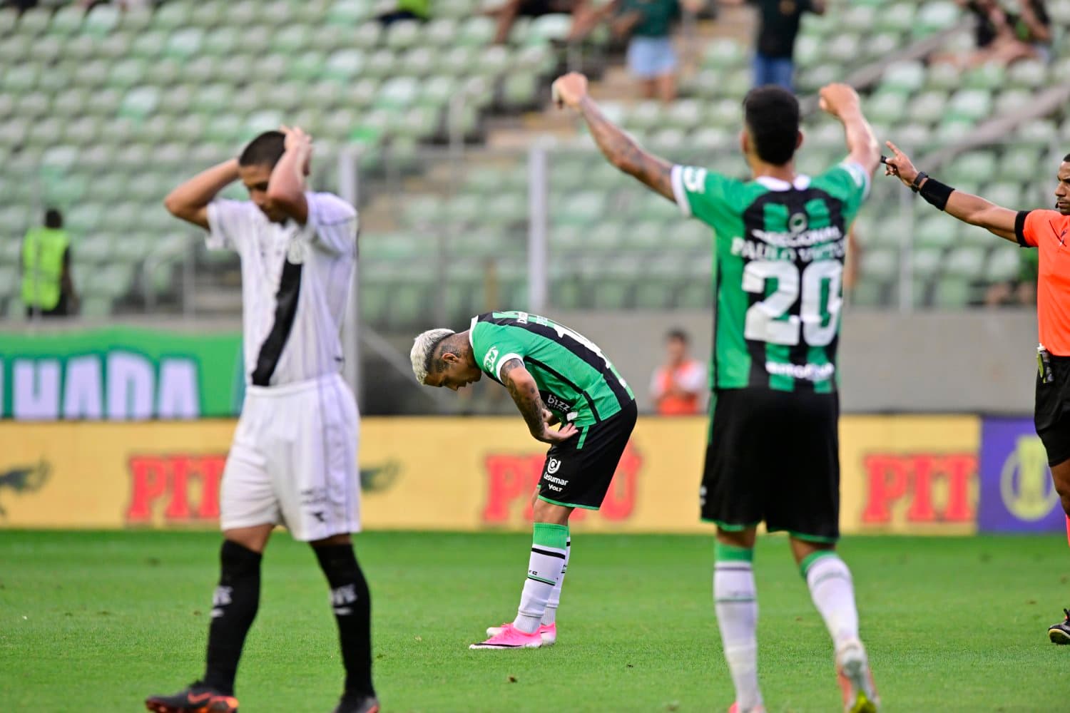 América-MG domina duelo de desesperados e afunda a Ponte Preta