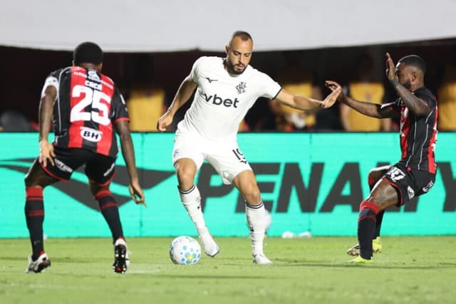 Arthur Cabral é o primeiro jogador do Brasileirão expulso por conta do ‘Protocolo Vini Jr’