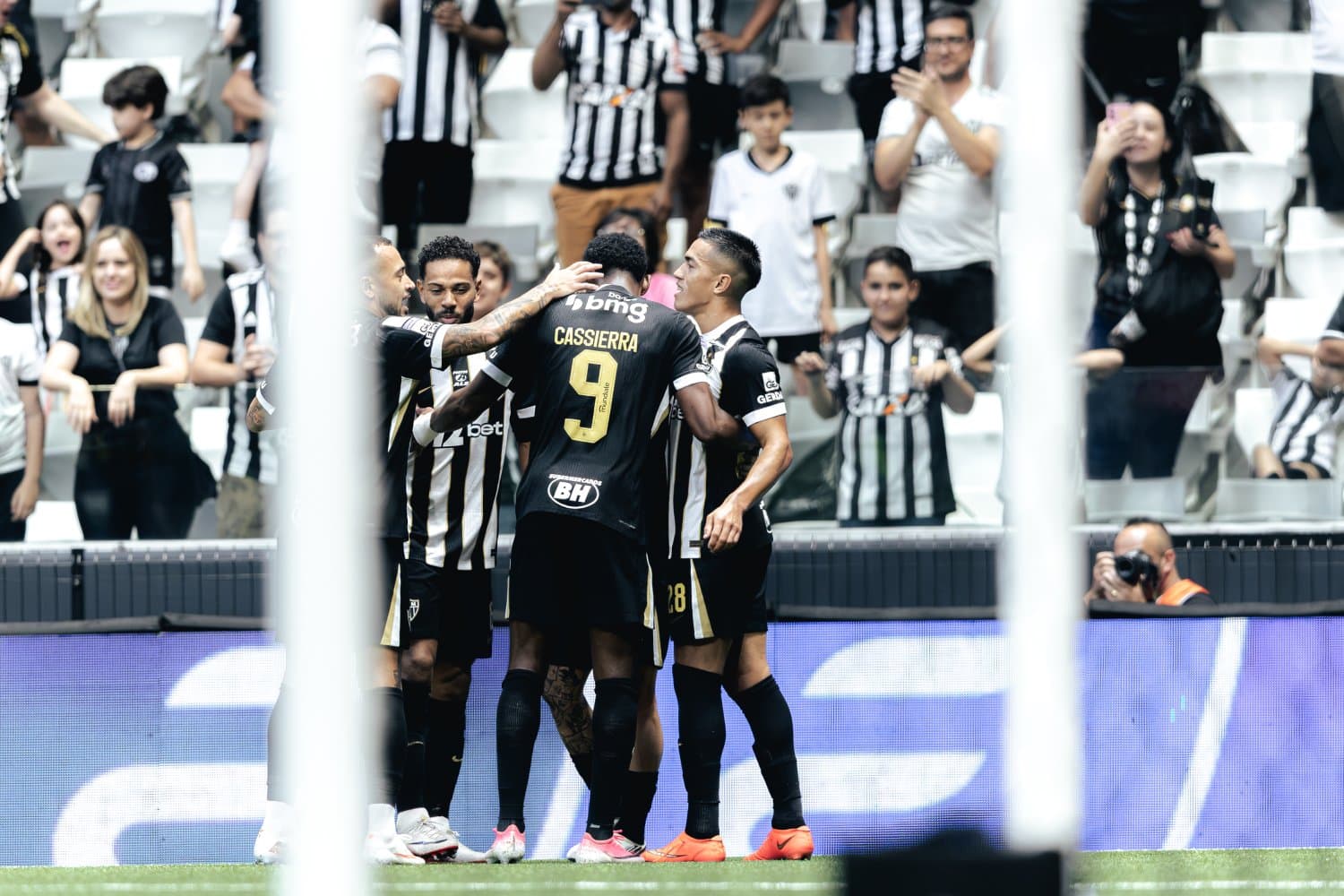 Atlético-MG domina o Grêmio, faz 3 a 0 e amplia série invicta