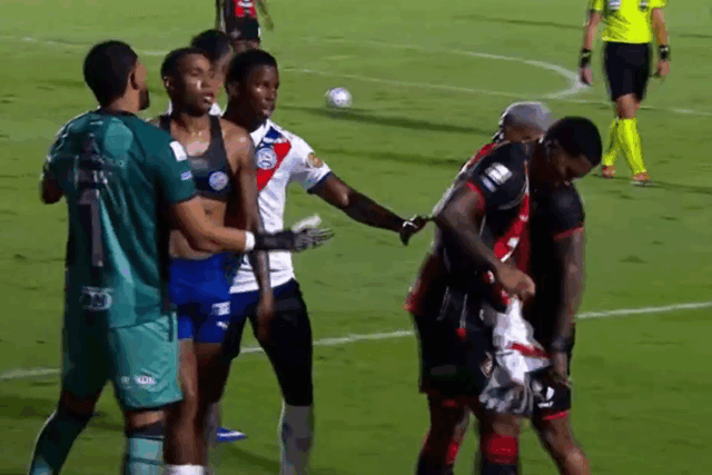 Ba-Vi: Marinho pega camisa de Jean Lucas e Cacá tenta rasgá-la; assista