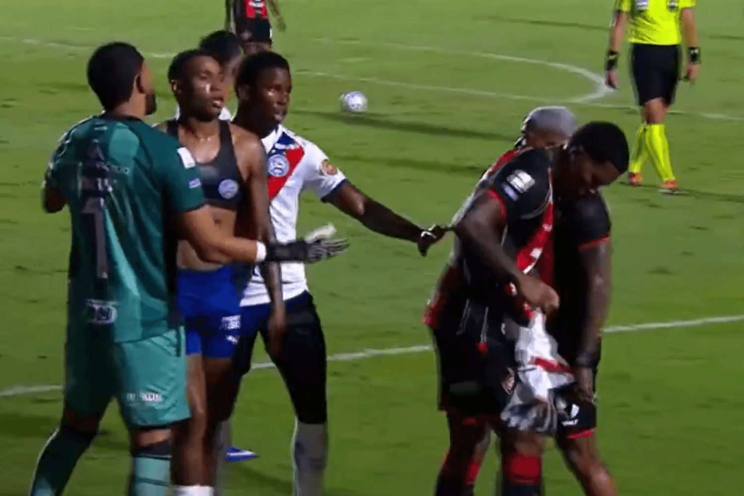 Ba-Vi: Marinho pega camisa de Jean Lucas e Cacá tenta rasgá-la; assista