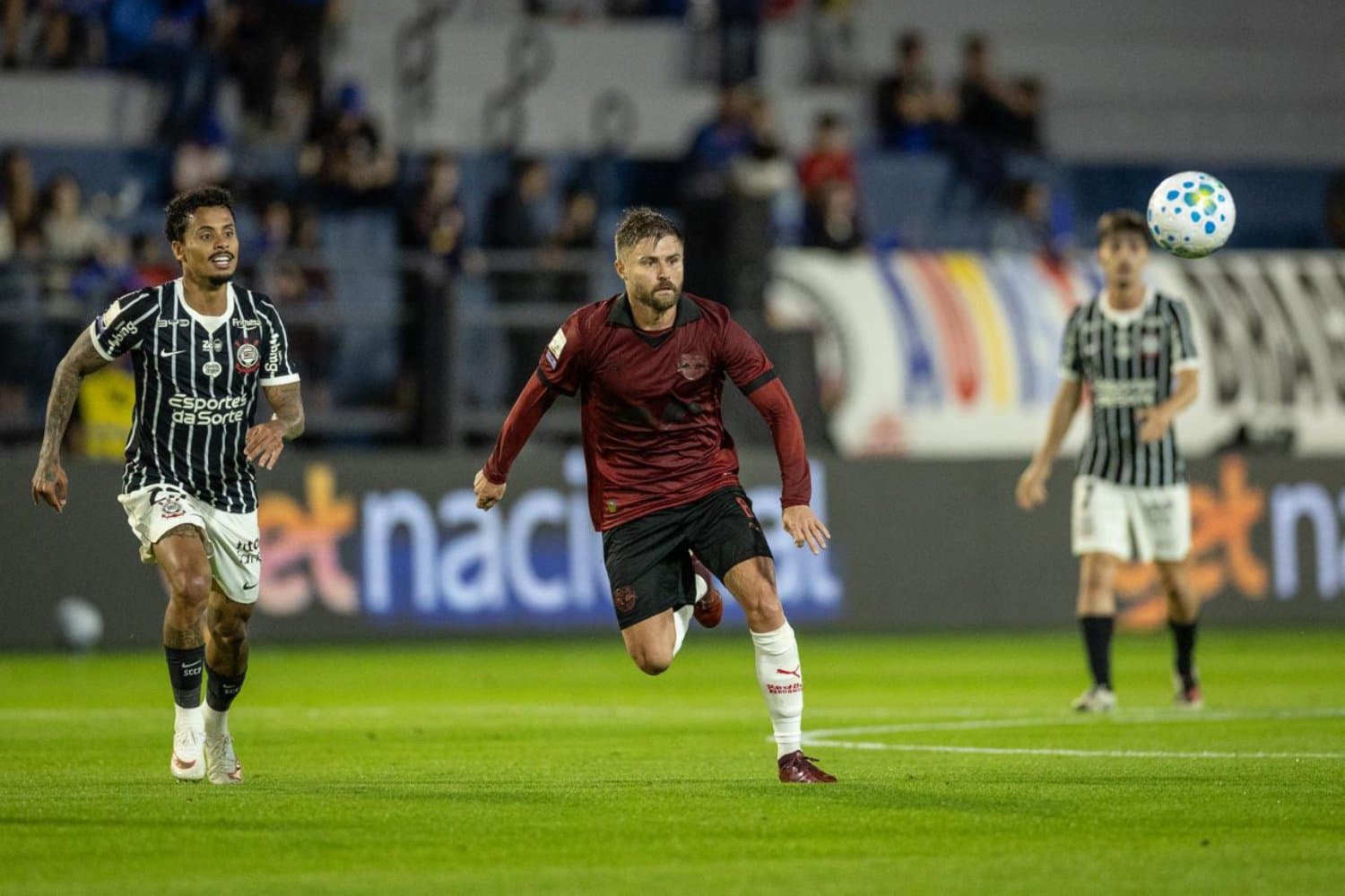 Falha de Volpi abre caminho, e Corinthians vence o Bragantino fora