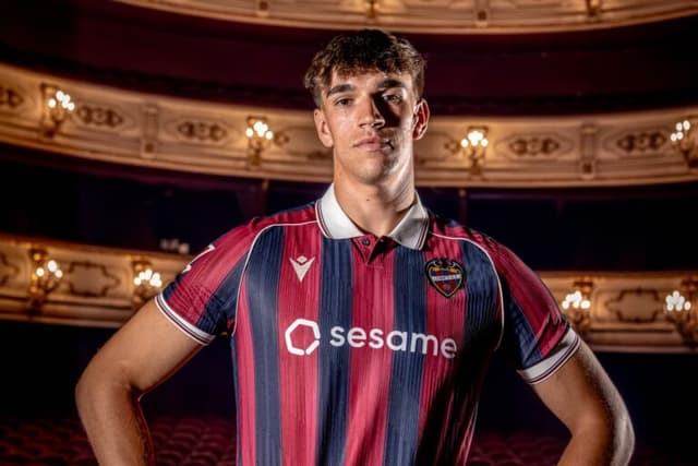 21 anos e 1,94 m: Carlos Espí chega ao Real Madrid para disputar vaga com Endrick