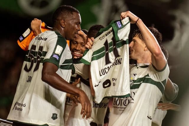 Coritiba resiste à pressão da Chapecoense e vence no Couto Pereira