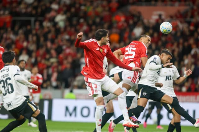 Em jogo de milagres e confusão final, Internacional e Atlético-MG empatam